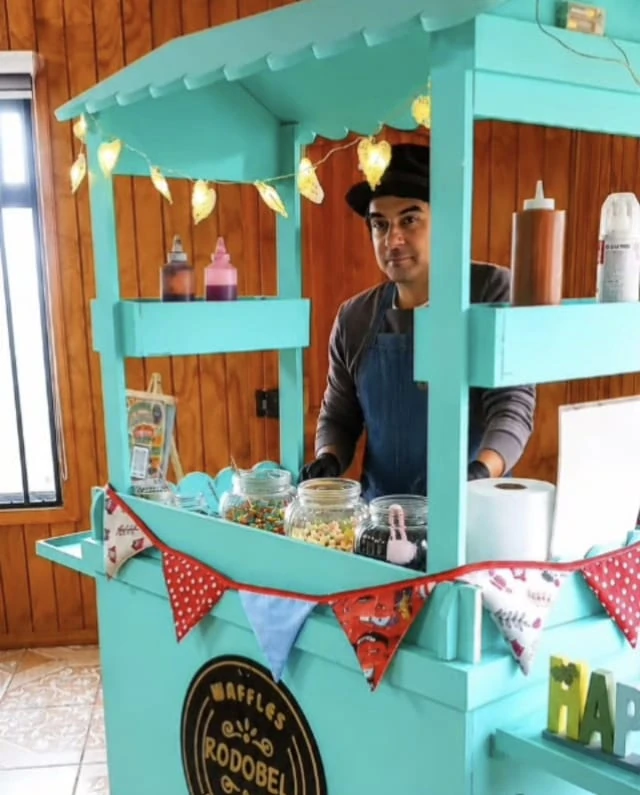 Carrito turquesa de Waffles Rodobel instalado en una celebración
