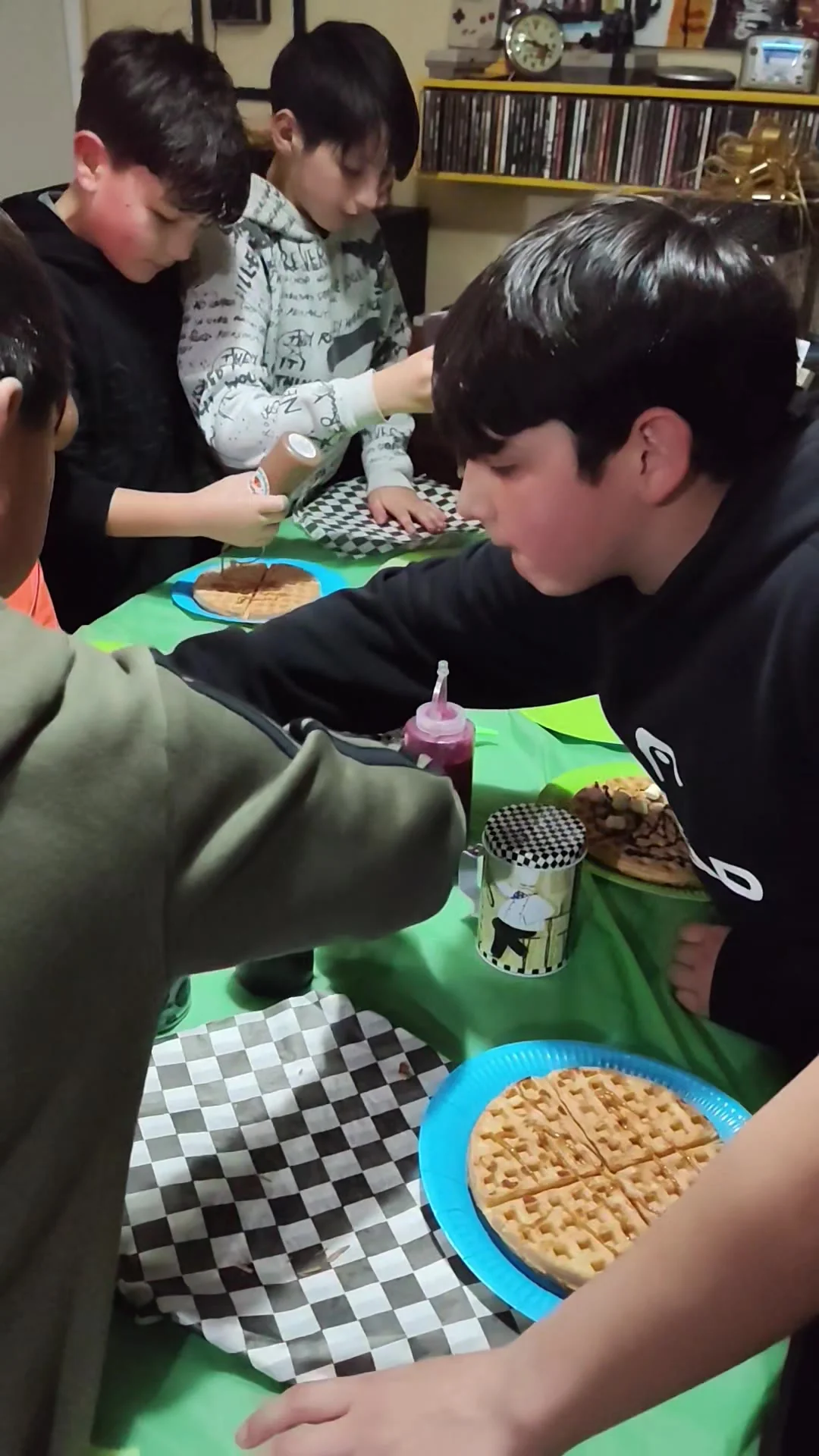 Participantes creando waffles en una celebración Rodobel