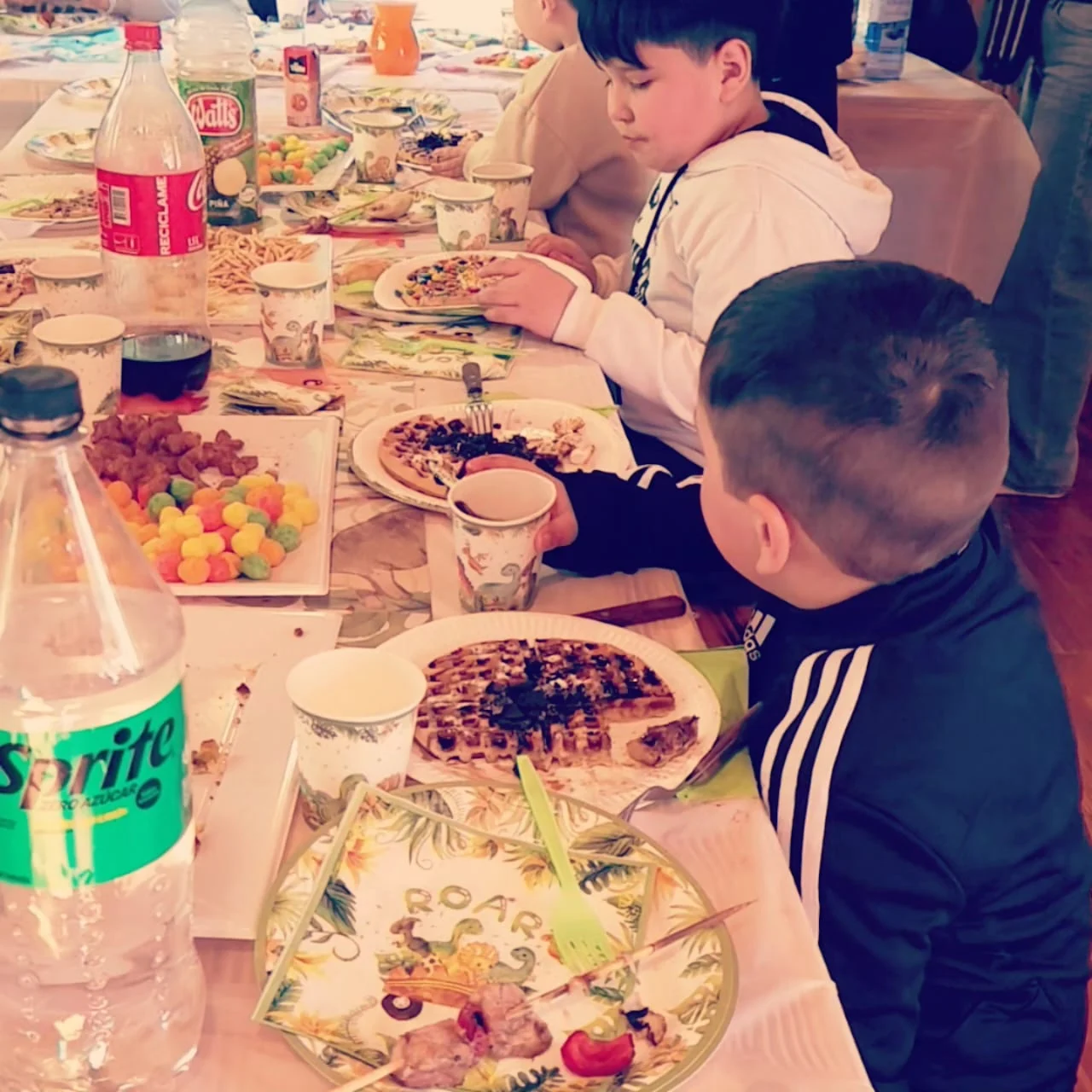 Niños compartiendo waffles en una fiesta